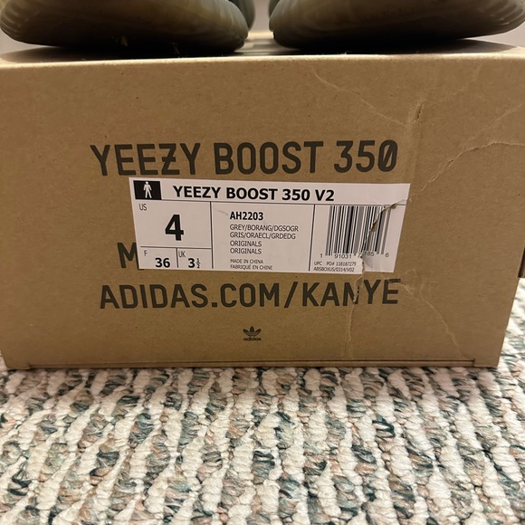 Yeezy 350 v2 grey size 4 - Picture 7 of 7